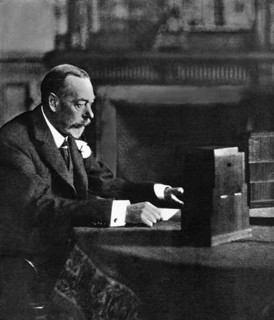 الملك جورج الخامس يبث إلى الإمبراطورية في يوم عيد الميلاد ، ساندرينجهام ، 1935 بواسطة غير معروف