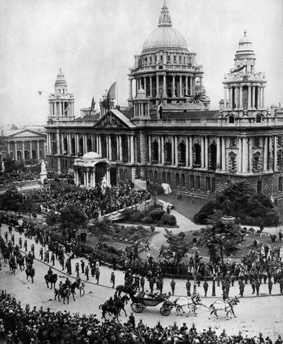 الملك جورج الخامس يقود لافتتاح أول برلمان أولستر في بلفاست ، 1921 ، 1935 بواسطة غير معروف