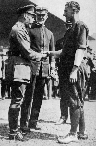 الملك جورج الخامس يستقبل جنديًا أمريكيًا كان يلعب البيسبول ، ج 1910s 1936 بواسطة غير معروف