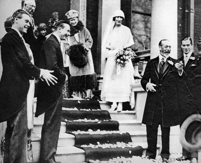 الملك جورج الخامس يلوح بالأمنيات الطيبة للأميرة مود وهي تغادر لقضاء شهر العسل عام 1923 بواسطة غير معروف