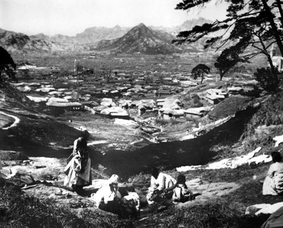 النساء الكوريات على جانب التل ، سيول ، كوريا ، 1900 بواسطة غير معروف