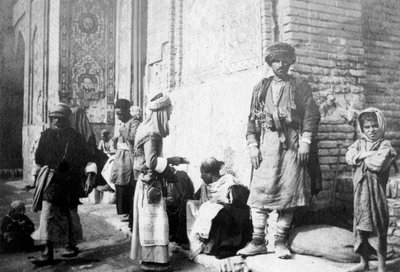 حلاق كردي ، خارج مسجد الكاظمين ، العراق ، 1917-1919 بواسطة غير معروف