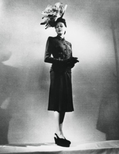 La femme chic ، زي مصمم الأزياء الفرنسي جاك فتح ، باريس ، يناير 1943 بواسطة غير معروف