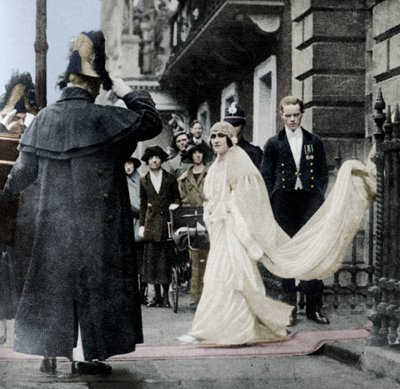 السيدة إليزابيث باوز ليون في طريقها للزواج في دير وستمنستر ، 26 أبريل 1923 ، 1937 بواسطة غير معروف