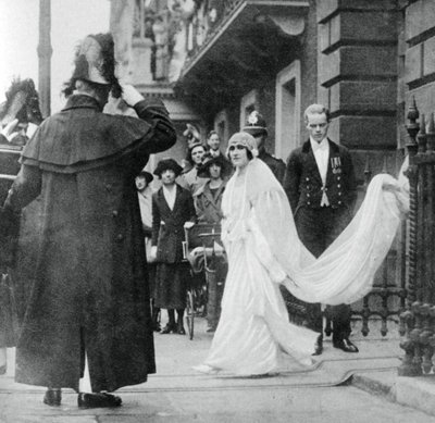 السيدة إليزابيث باوز ليون في طريقها للزواج في دير وستمنستر ، 26 أبريل 1923 ، 1937 بواسطة غير معروف