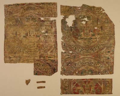 لامبا مع أبو الهول تواجه في دوائر ، من قبر سانت برنارد كالفو ، 1200-1243. بواسطة غير معروف