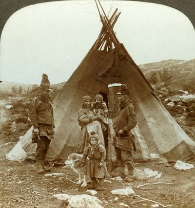 عائلة لابلاندر وكلب زلاجة - خارج منزلهما الصيفي - على سفح تل في النرويج ، c1905. بواسطة غير معروف