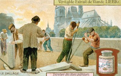 وضع بلاطات الرصف في أحد شوارع باريس ، c1900 بواسطة غير معروف