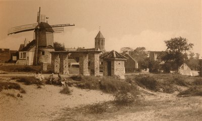 الطاحونة القديمة والكنيسة ، الطاحونة القديمة والكنيسة ، c1900. بواسطة غير معروف