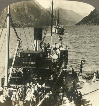 مغادرة Odde للقيام برحلة استكشافية أسفل Sorfjord ذات الجدران الجبلية الخلابة ، النرويج ، c1905. بواسطة غير معروف