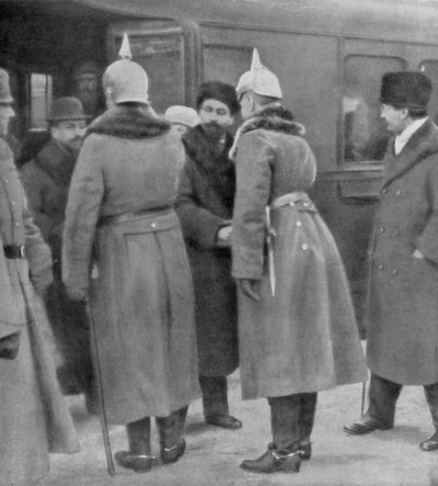وصول ليون تروتسكي لمفاوضات السلام مع الألمان ، بريست ليتوفسك ، 7 يناير 1918 بواسطة غير معروف