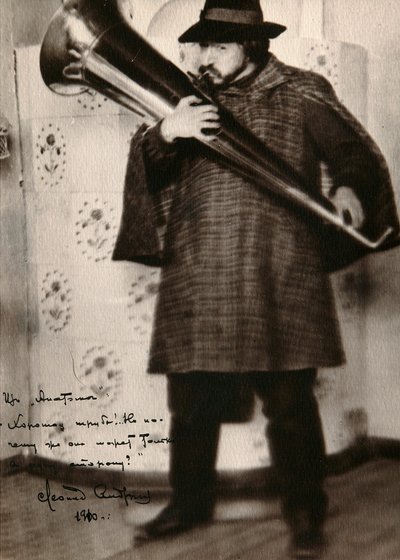 ليونيد أندريف ، مؤلف روسي ، يعزف على آلة موسيقية ، c1900 بواسطة غير معروف