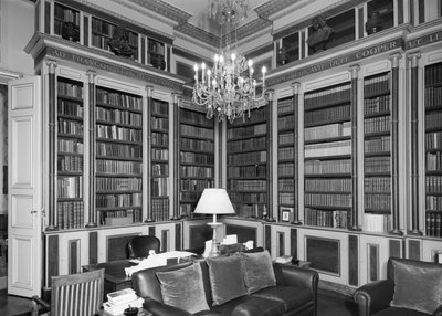 المكتبة ، السفارة البريطانية في فندق دي شاروست 39 شارع فوبورج سانت أونوريه ، باريس ، فرنسا ، 1964 بواسطة غير معروف