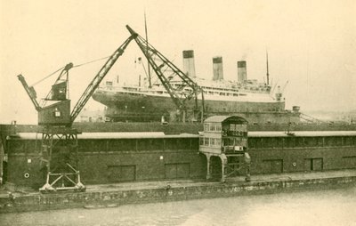 Lifitng a Majestic 56،551 طنًا في الحوض العائم في ساوثامبتون ، c1930. بواسطة غير معروف