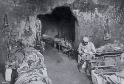 أماكن المعيشة في كهف فرنسي ، الحرب العالمية الأولى ، 1915 بواسطة غير معروف