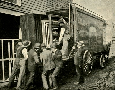 تحميل الكاميرا على شاحنة لإزالة ، 1901. بواسطة غير معروف