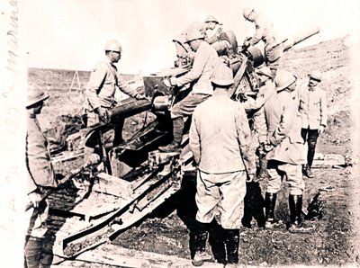 تحميل قذيفة في بندقية 155 ملم ، c1914-c1918 بواسطة غير معروف