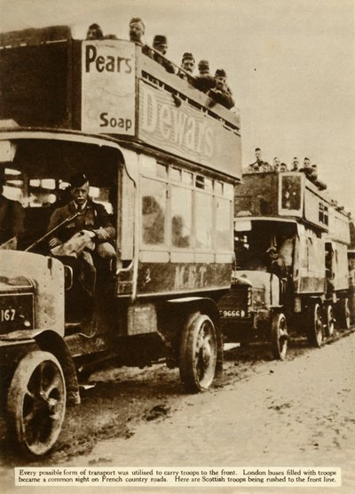 حافلات لندن تأخذ القوات الاسكتلندية إلى الجبهة ، الحرب العالمية الأولى ، 1914 ، 1935. بواسطة غير معروف