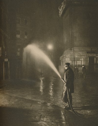 التنظيف الليلي في Londons: المشهد في قاعدة النصب التذكاري ، c1935. بواسطة غير معروف