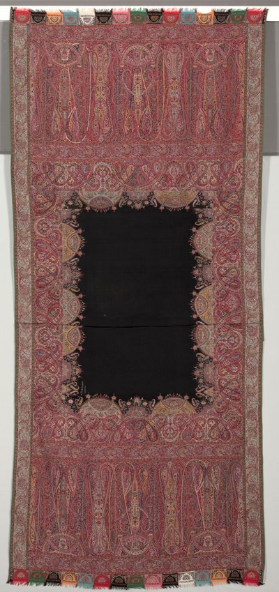 شال طويل مع مركز أسود ومعرض غريب من أربعة جوانب بأسلوب Chinoiserie ، 1840s. بواسطة غير معروف