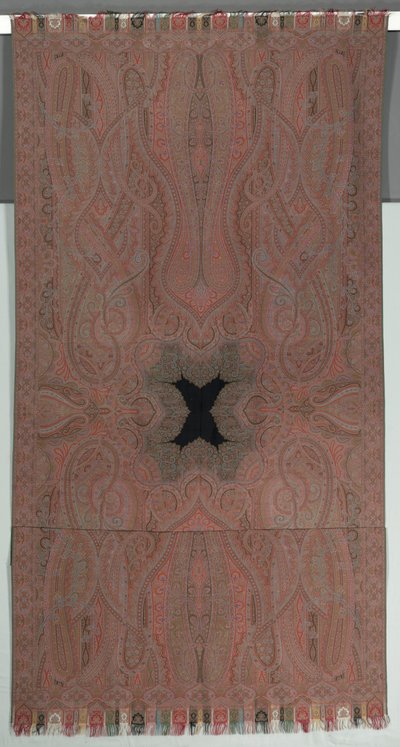 شال طويل مع بوتس متماثل كبير ومركز أسود صغير ، 1855-1862. بواسطة غير معروف