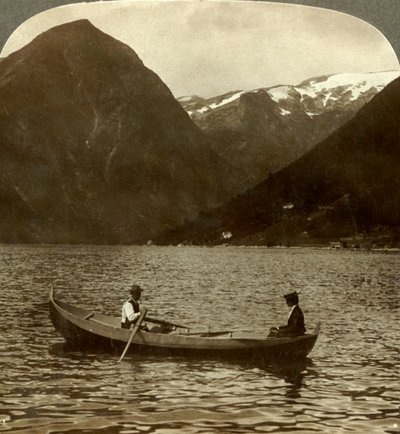 النظر عبر Essefjord من Tjugum إلى Kjeipen المغطاة بالجليد ، النرويج ، c1905. بواسطة غير معروف