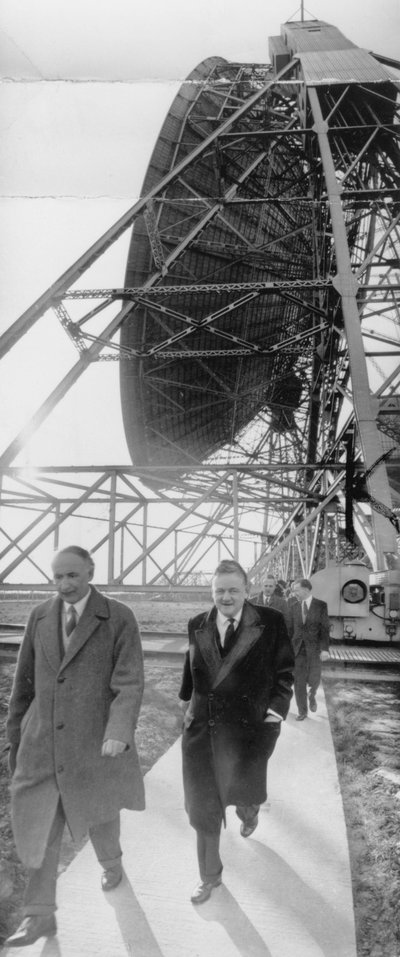 اللورد هيلشام والبروفيسور ألفريد لوفيل في Jodrell Bank ، شيشاير ، مارس 1960 بواسطة غير معروف