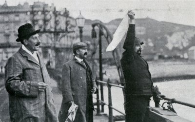 لويس بليريوت على الرصيف في دوفر بعد رحلته عبر القناة الإنجليزية ، 25 يوليو 1909 بواسطة غير معروف