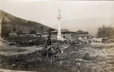 ماسيدوين ، اليونان: رجل على ظهر حمار أمام مئذنة - بطاقة بريدية 1914-1918 بواسطة غير معروف