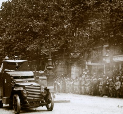 رشاش مركب في مركبة مدرعة ، موكب النصر ، c1918 بواسطة غير معروف