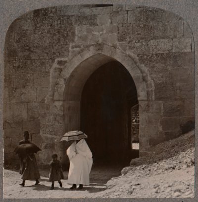 دخول النساء المحمديات القدس عبر بوابة هيرودس ، c1900 بواسطة غير معروف