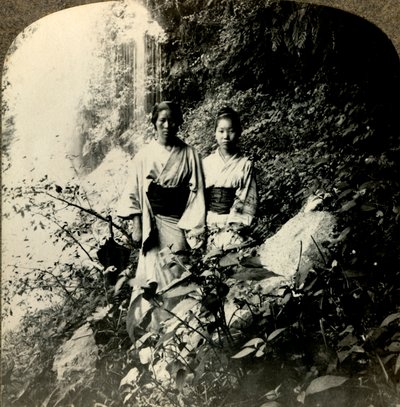 عذراء أرض الشمس المشرقة ، تحت شلالات كوجيجوكو ... ، c1900. . بواسطة غير معروف