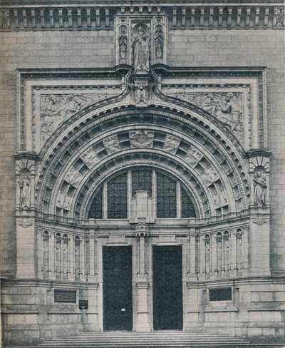 المدخل الرئيسي ، متحف فيكتوريا وألبرت ، مع نحت ألفريد دروري ، c1909. بواسطة غير معروف
