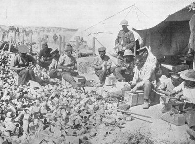 صنع قنابل من علب الصفيح في جاليبولي ، 1915 بواسطة غير معروف