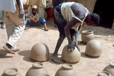 صنع أواني بدون عجلة ، نيجيريا ، عام 1966 بواسطة غير معروف