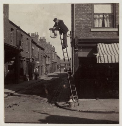 رجل ينظف مصباح شارع غاز ، ج 1905 بواسطة غير معروف