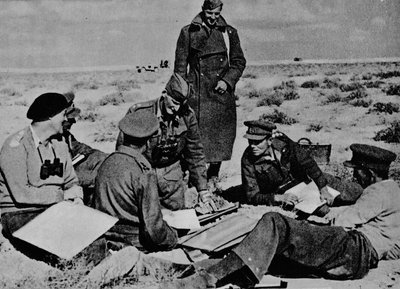 الخرائط والخطط منتشرة على الرمال ، 1942 1944 بواسطة غير معروف