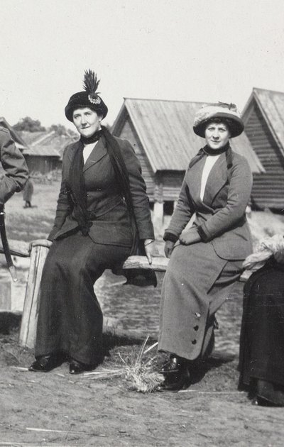 ماريا إيفجنيفنا جولوفينا ، سكرتيرة راسبوتين يمين وجوليا ألكسندروفنا دين ، 1912-1913 بواسطة غير معروف