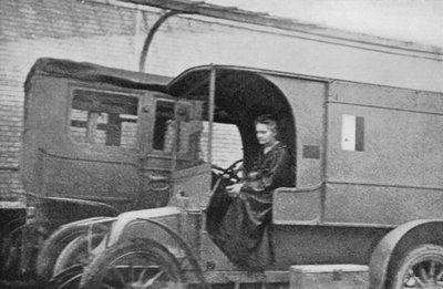 ماري كوري ، فيزيائية فرنسية بولندية ، تقود سيارة تحولت إلى وحدة إشعاعية ، 1914 بواسطة غير معروف