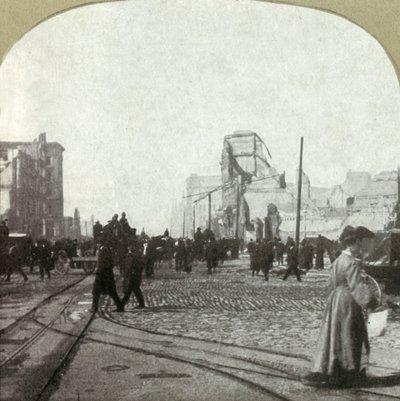 شارع السوق من مستودع العبارات - مباني كرونيكل آند كول عن بعد ، 1906. بواسطة غير معروف