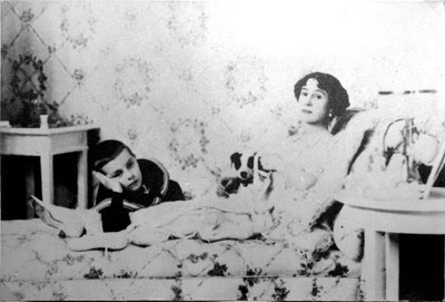 ماتيلد Kschessinska ، راقصة الباليه الروسية مع ابنها فولوديا ، 1910 بواسطة غير معروف