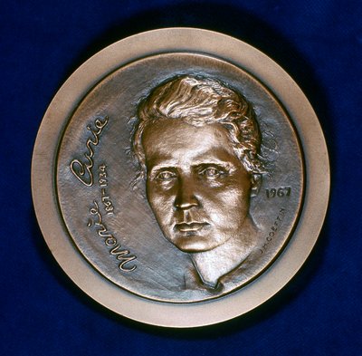 ميدالية تخليد ذكرى ماري سكلودوفسكا كوري ، الفيزيائي الفرنسي المولد البولندي ، 1967 بواسطة غير معروف