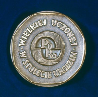 ميدالية تخليد ذكرى ماري سكلودوفسكا كوري ، الفيزيائي الفرنسي المولد البولندي ، 1967 بواسطة غير معروف