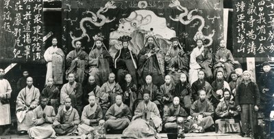 اجتماع رؤساء الأديرة البوذية في الصين ، أواخر القرن التاسع عشر (b / w photo) بواسطة غير معروف