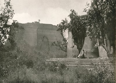 Meingoon Pagoda and Great Bell ، 1900. بواسطة غير معروف