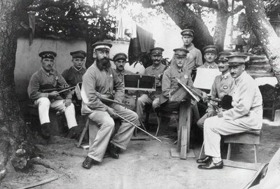 أعضاء أوركسترا معسكر باندو الألماني لأسرى الحرب في محافظة توكوشيما ، ج. 1917. بواسطة غير معروف