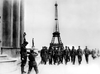 أعضاء SS يزورون برج إيفل ، باريس ، يوليو 1940 بواسطة غير معروف