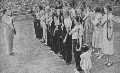 يتم تدريب أعضاء فيلق الدفاع المتطوع للمرأة في تدريب البنادق ، الحرب العالمية الثانية ، 1940 بواسطة غير معروف