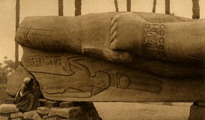 ممفيس - تمثال ضخم لرمسيس الثاني التفاصيل ، c1918-c1939. بواسطة غير معروف