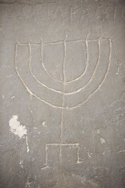 مينورا (Menorah) محفور على شاهد قبر قديم ، بودابست ، هونغري بواسطة غير معروف